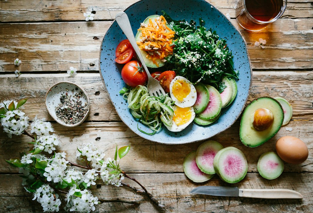 Cover illustration showing a balanced meal plan for athletes with colorful plates and training icons